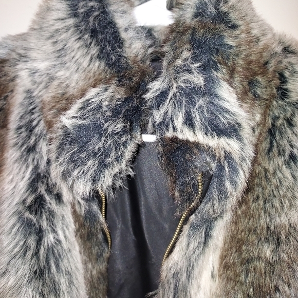 Blassport reversible faux fur/black vest large - Picture 6 of 13